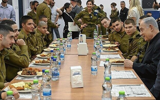 Thủ tướng Netanyahu (áo đen, bìa phải) trò chuyện với các binh sĩ, ngày 7/8. (Ảnh: Thời báo Israel) Thủ tướng Netanyahu (áo đen, bìa phải) trò chuyện với các binh sĩ, ngày 7/8. (Ảnh: Thời báo Israel)