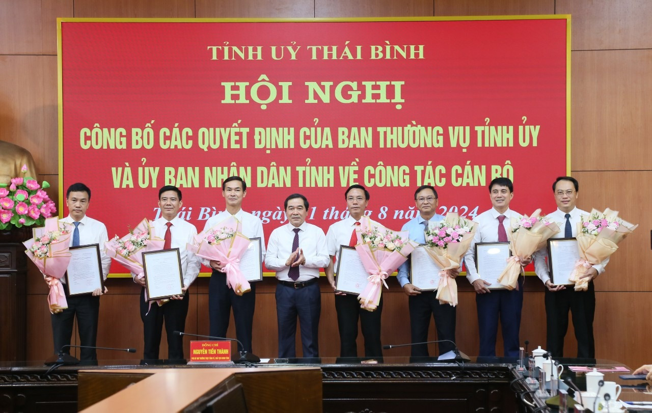 Phó bí thư thường trực Tỉnh ủy, Chủ tịch HĐND tỉnh Thái Bình Nguyễn Tiến Thành trao quyết định của Ban Thường vụ Tỉnh ủy và quyết định của UBND tỉnh cho các cán bộ được điều động, luân chuyển, bổ nhiệm. Phó bí thư thường trực Tỉnh ủy, Chủ tịch HĐND tỉnh Thái Bình Nguyễn Tiến Thành trao quyết định của Ban Thường vụ Tỉnh ủy và quyết định của UBND tỉnh cho các cán bộ được điều động, luân chuyển, bổ nhiệm.