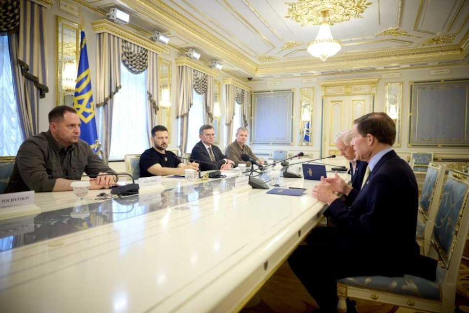 Tổng thống Ukraine Volodymyr Zelensky trò chuyện với phái đoàn Mỹ...