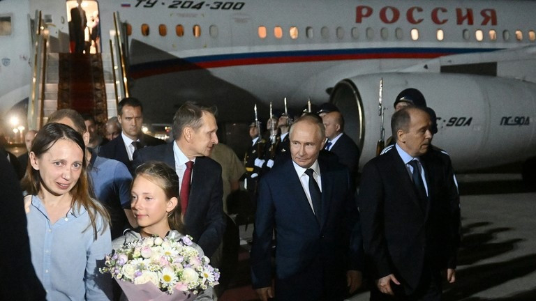Tổng thống Nga Vladimir Putin tại sân bay. (Ảnh: Sputnik) Tổng thống Nga Vladimir Putin tại sân bay. (Ảnh: Sputnik)