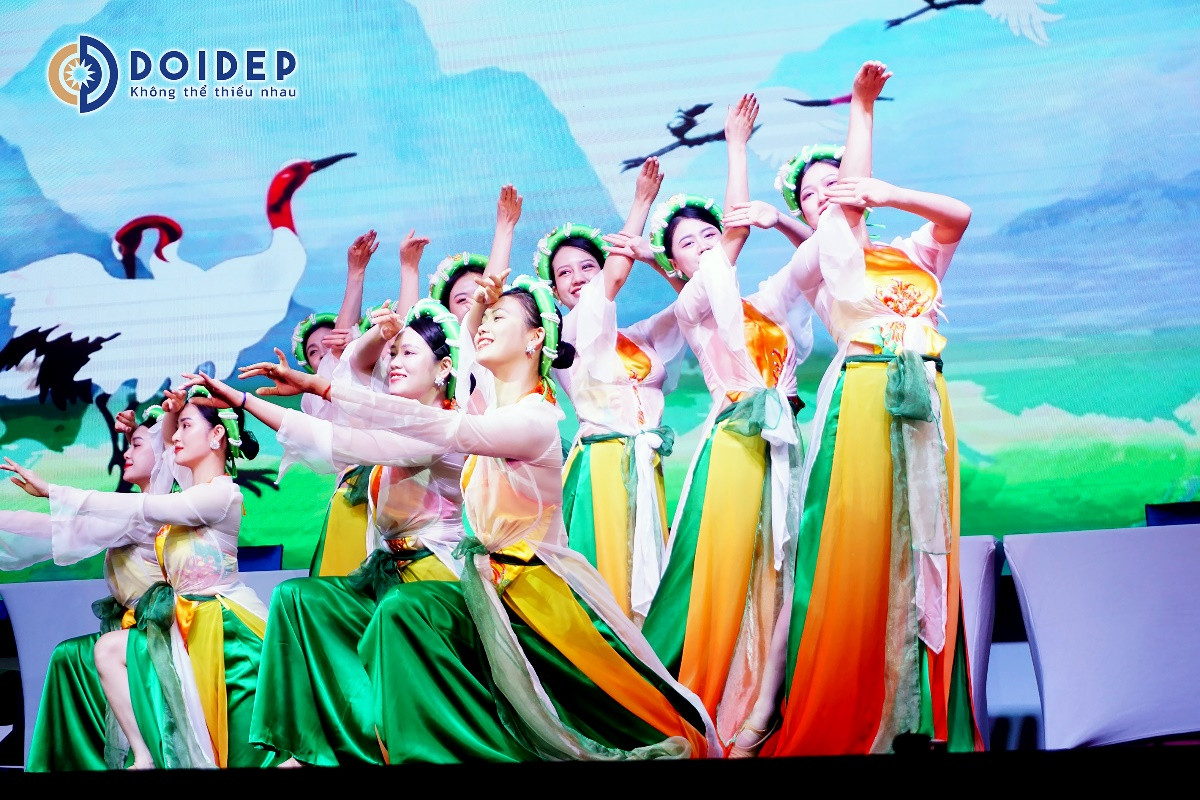 Trà Nương Thương hiệu Đôi Dép với vũ khúc Hương trà tại sự kiện khai mạc hội nghị ban chấp hành Liên hiệp các hội Unesco thế giới