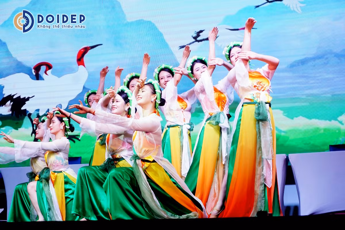 Trà Nương Thương hiệu Đôi Dép với vũ khúc Hương trà tại sự kiện khai mạc hội nghị ban chấp hành Liên hiệp các hội Unesco thế giới