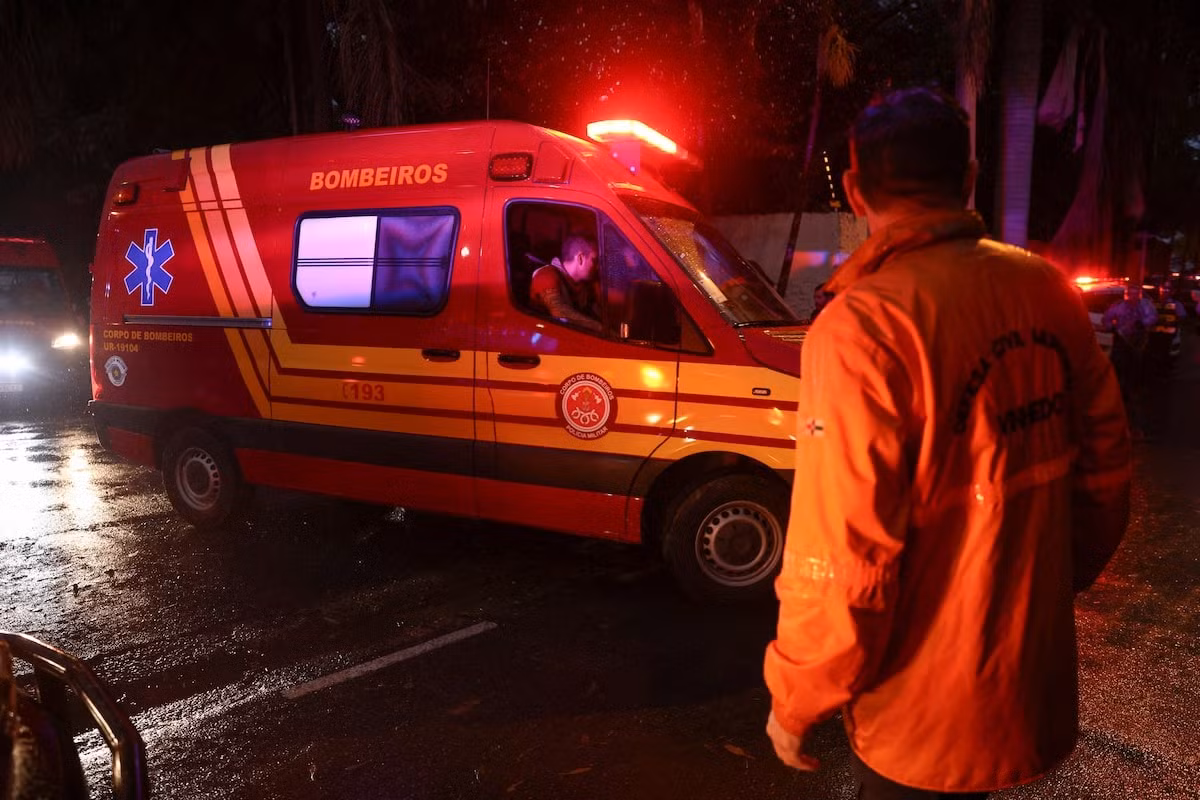 Lực lượng chức năng tại hiện trường. (Ảnh: Reuters)
