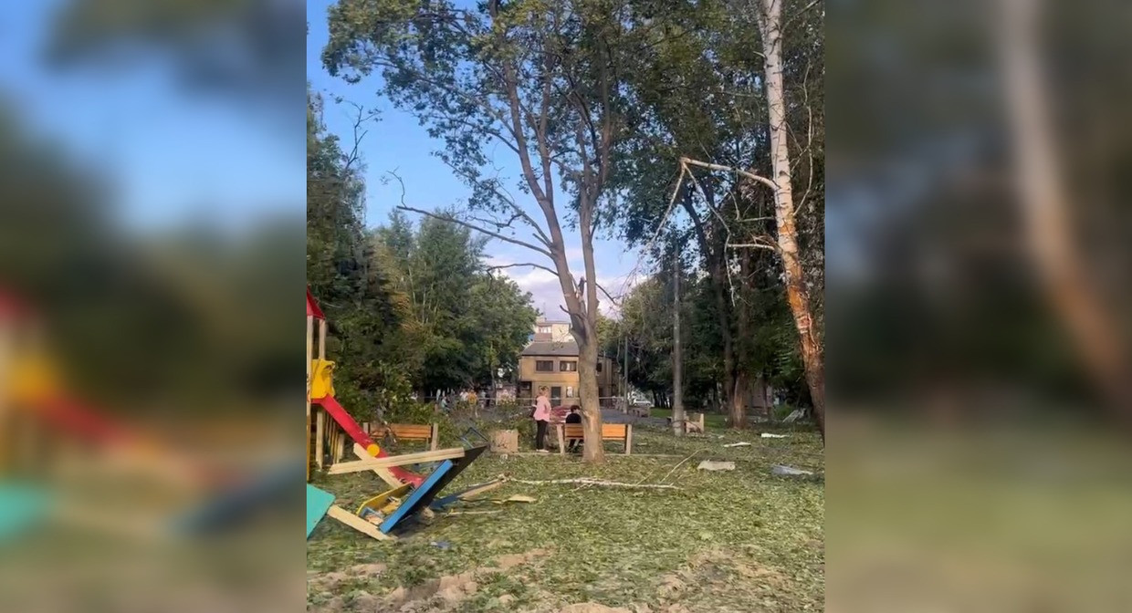 Tòa chung cư bị hư hại vì quả đạn rơi trúng. (Ảnh: RT)