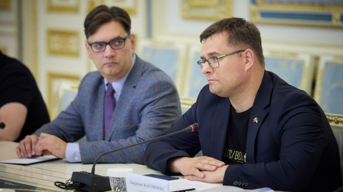 Bộ trưởng Quốc phòng Litva - Laurynas Kasčiūnas (bìa phải). (Ảnh: Pravda) Bộ trưởng Quốc phòng Litva - Laurynas Kasčiūnas (bìa phải). (Ảnh: Pravda)