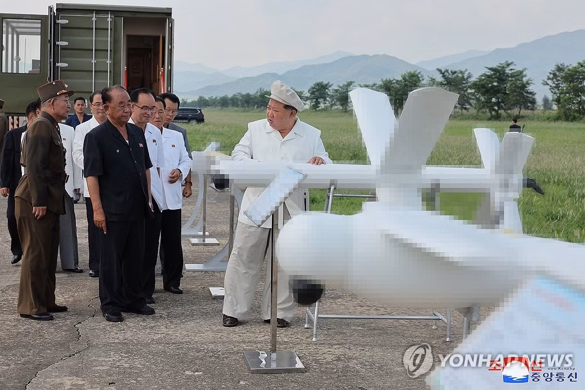 Ông Kim đã đến thăm Viện nghiên cứu Vũ khí không người lái (thuộc Viện Hàn lâm Khoa học Quốc phòng Triều Tiên) hôm 24/8 và giám sát các cuộc thử nghiệm. (Ảnh: Yonhap)