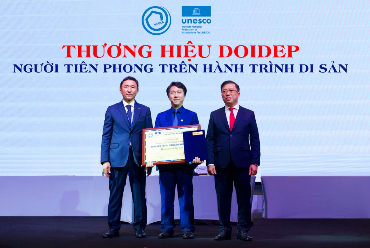 Đại diện Thương hiệu Đôi Dép nhận Chứng nhận vinh danh từ Unesco