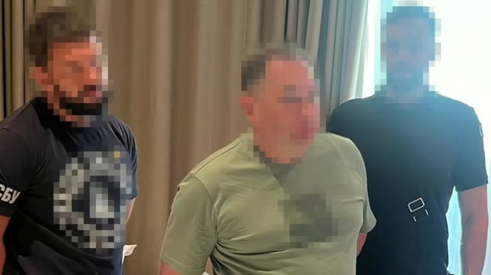 Các nghi phạm bị bắt quả tang khi đang nhận hối lộ. (Ảnh: Pravda) Các nghi phạm bị bắt quả tang khi đang nhận hối lộ. (Ảnh: Pravda)