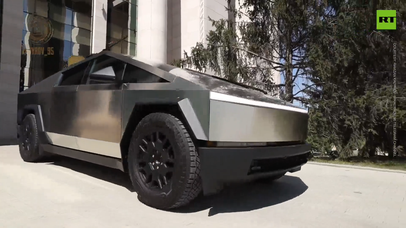 Hình ảnh chiếc xe Cybertruck trong video của ông Ramzan Kadyrov. (Ảnh: RT)