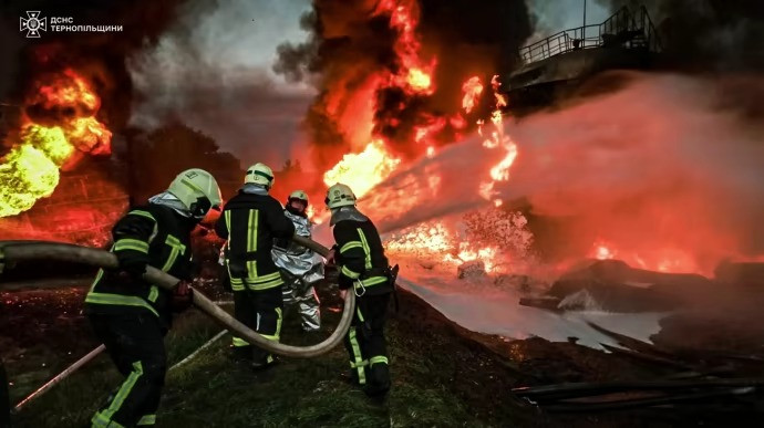 Lực lượng cứu hỏa tại hiện trường. (Ảnh: Pravda)