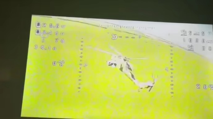 Hình ảnh được cho là máy bay không người lái tấn công trực thăng Nga. (Ảnh chụp màn hình) Hình ảnh được cho là máy bay không người lái tấn công trực thăng Nga. (Ảnh chụp màn hình)