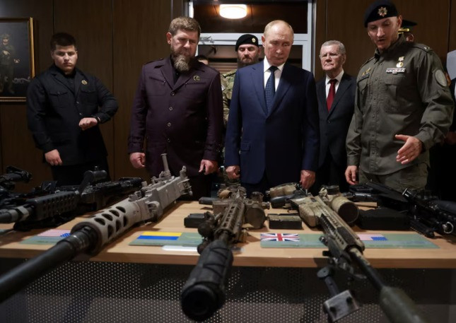Tổng thống Nga Vladimir Putin và lãnh đạo Cộng hòa Chechnya Ramzan Kadyrov xem các loại vũ khí thu giữ được trong chiến dịch quân sự của Nga tại Ukraine, ngày 20/8. (Ảnh: Sputnik) Tổng thống Nga Vladimir Putin và lãnh đạo Cộng hòa Chechnya Ramzan Kadyrov xem các loại vũ khí thu giữ được trong chiến dịch quân sự của Nga tại Ukraine, ngày 20/8. (Ảnh: Sputnik)