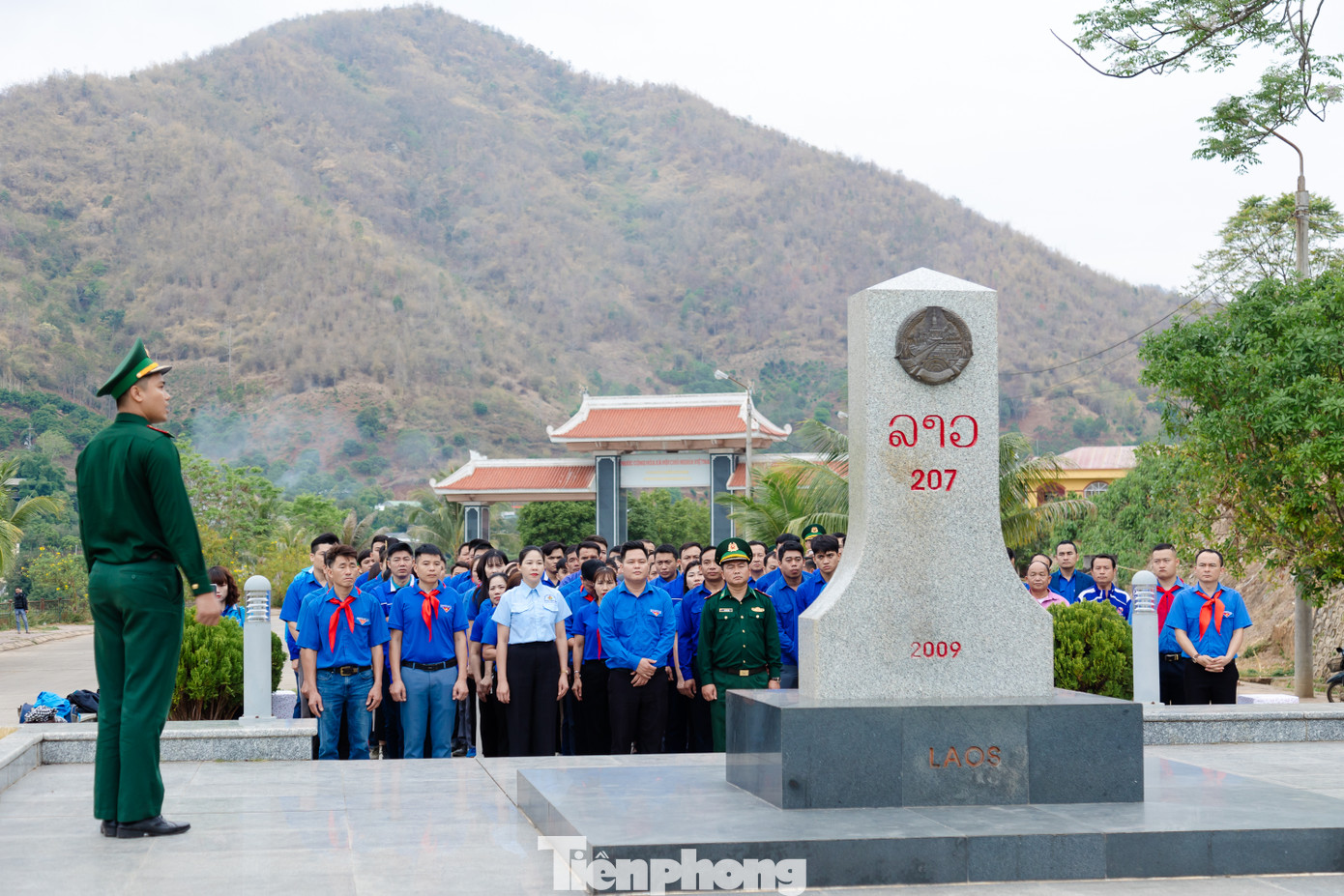 ... chào cờ tại cột mốc biên giới (tại Mốc 207).