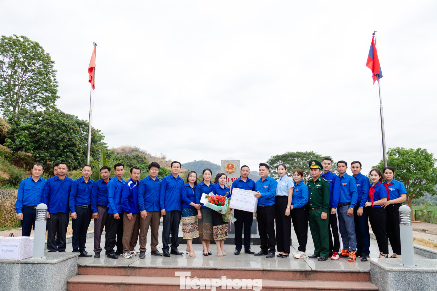 Tại đây, Huyện Đoàn Sông Mã đã tặng 1 chiếc máy in cho Đoàn thanh niên cách mạng huyện Mường Ét và 2 bóng đèn cao áp pin năng lượng mặt trời cho Đồn Biên phòng cửa khẩu Chiềng Khương.