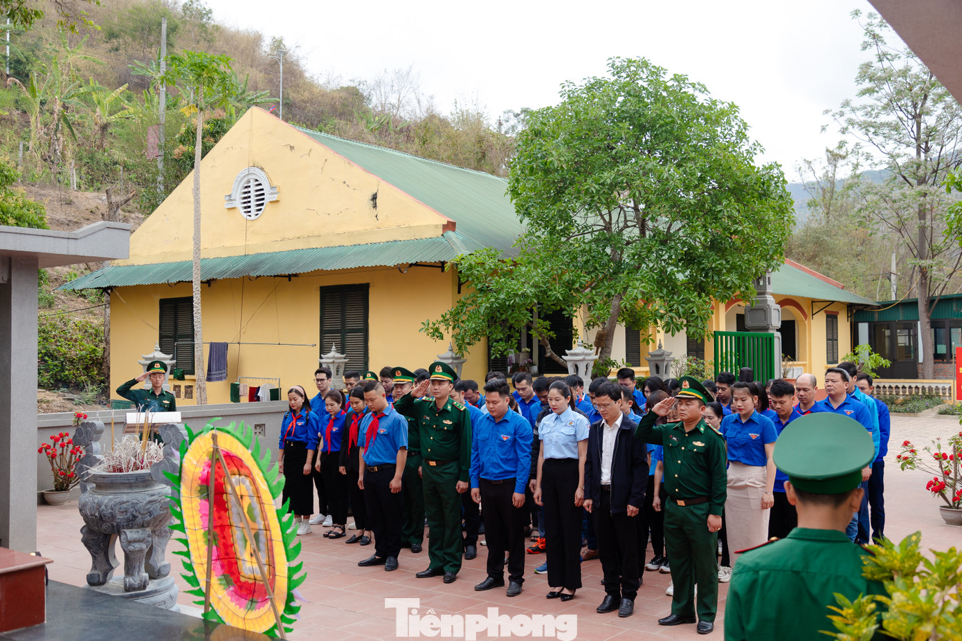 Trong khuôn khổ chương trình, đoàn đã dâng hương tại Đài tưởng niệm các anh hùng Liệt sĩ Bộ đội biên phòng cửa khẩu Chiềng Khương...