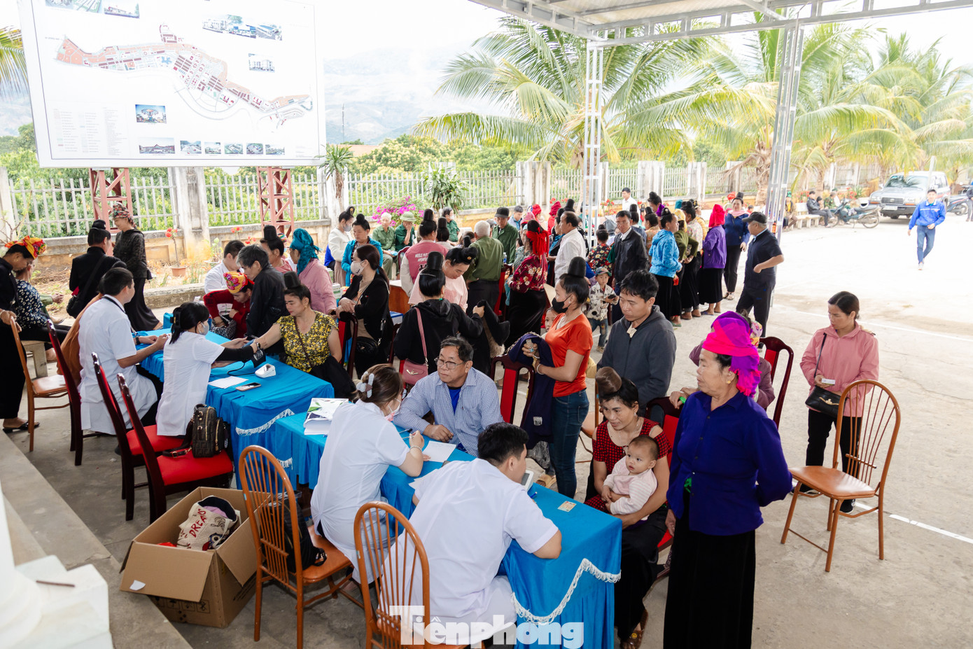 Bà con nhân dân mọi độ tuổi đến tham gia ngày hội.