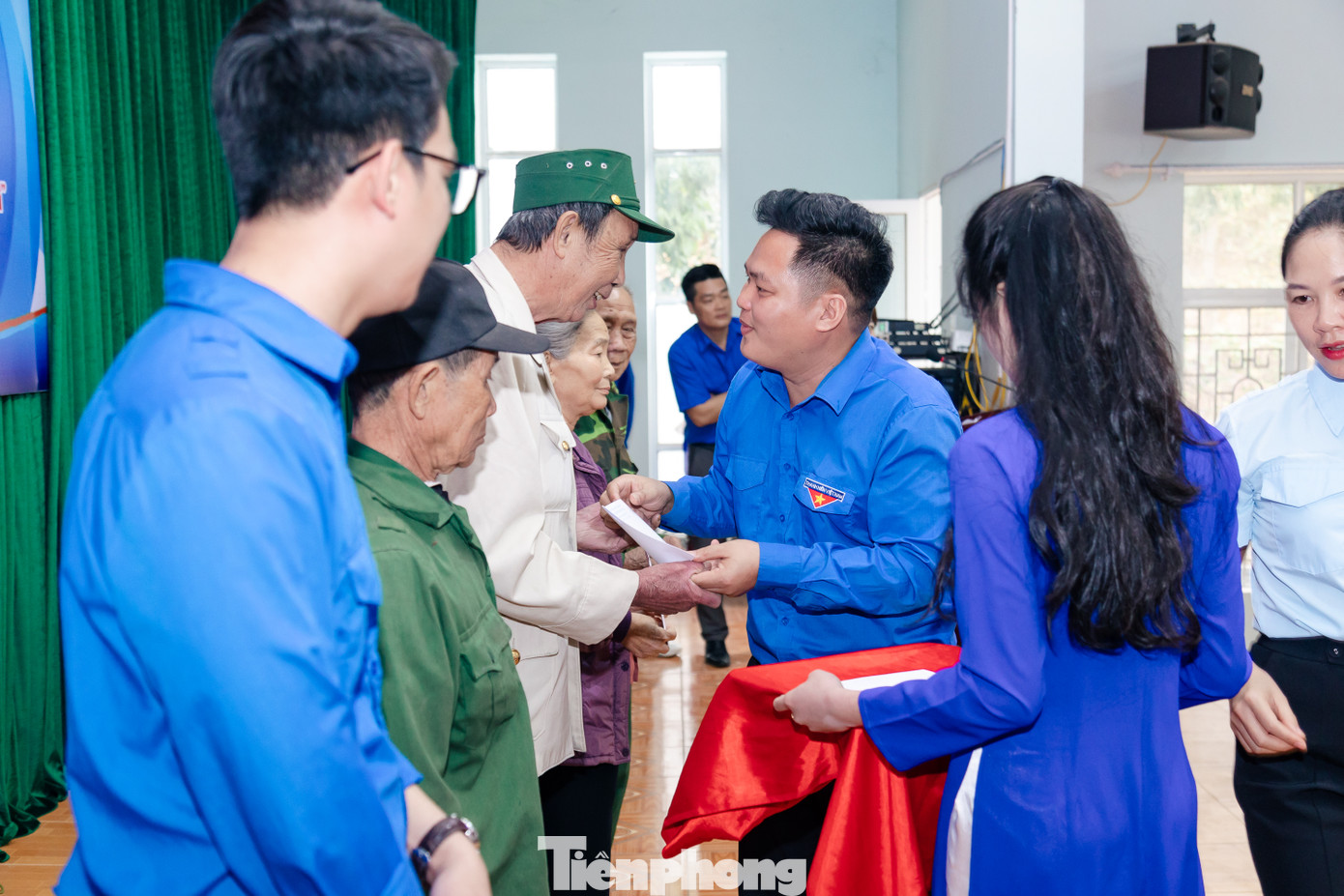 Bên cạnh đó, Ban Thường vụ Huyện Đoàn còn tặng 5 xuất quà các cựu thanh niên xung phong có hoàn cảnh khó khăn trên địa bàn xã Chiềng Khương.