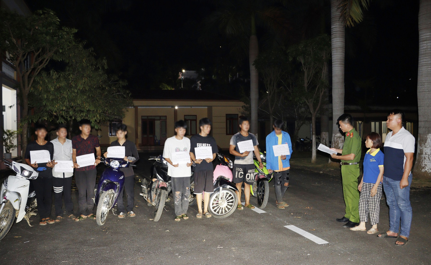 8 thanh niên bị lực lượng chức năng bắt giữ. Ảnh: Công an Lai Châu