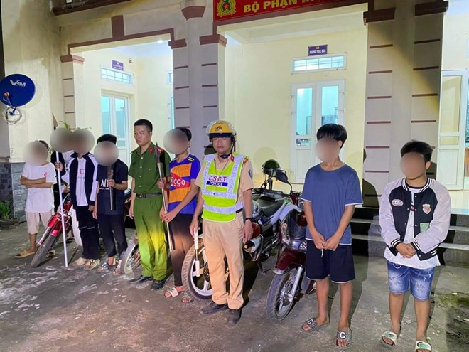 Các đối tượng bị lực lượng chức năng ngăn chặn khi đang đi tìm người để giải quyết mâu thuẫn. Các đối tượng bị lực lượng chức năng ngăn chặn khi đang đi tìm người để giải quyết mâu thuẫn.