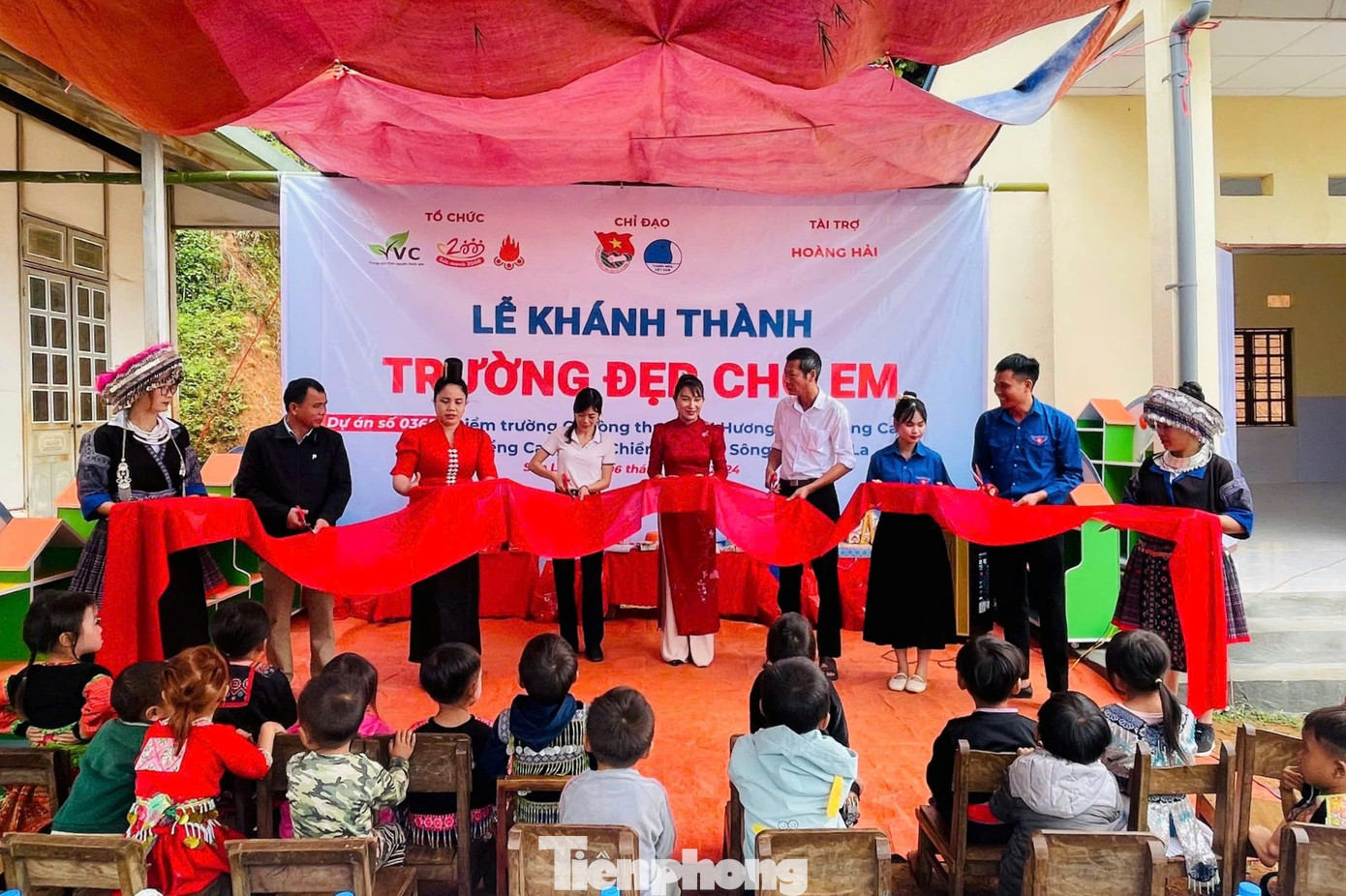 Trước đó, ngày 9/11, cũng đã diễn ra lễ khánh thành công trình “Trường đẹp cho em” tại Điểm trường Tiên Sơn, Trường Mầm non Hoa Hồng, xã Chiềng Khương, huyện Sông Mã, với quy mô 2 phòng học 42m2 và 1 nhà vệ sinh trị giá 370 triệu đồng do Trung tâm Tình nguyện Quốc gia và Dự án Sức mạnh 2000 kêu gọi tài trợ nhằm trang bị cơ sở vật chất phục vụ công tác dạy và học của cô và trò điểm trường. Trước đó, ngày 9/11, cũng đã diễn ra lễ khánh thành công trình “Trường đẹp cho em” tại Điểm trường Tiên Sơn, Trường Mầm non Hoa Hồng, xã Chiềng Khương, huyện Sông Mã, với quy mô 2 phòng học 42m2 và 1 nhà vệ sinh trị giá 370 triệu đồng do Trung tâm Tình nguyện Quốc gia và Dự án Sức mạnh 2000 kêu gọi tài trợ nhằm trang bị cơ sở vật chất phục vụ công tác dạy và học của cô và trò điểm trường.