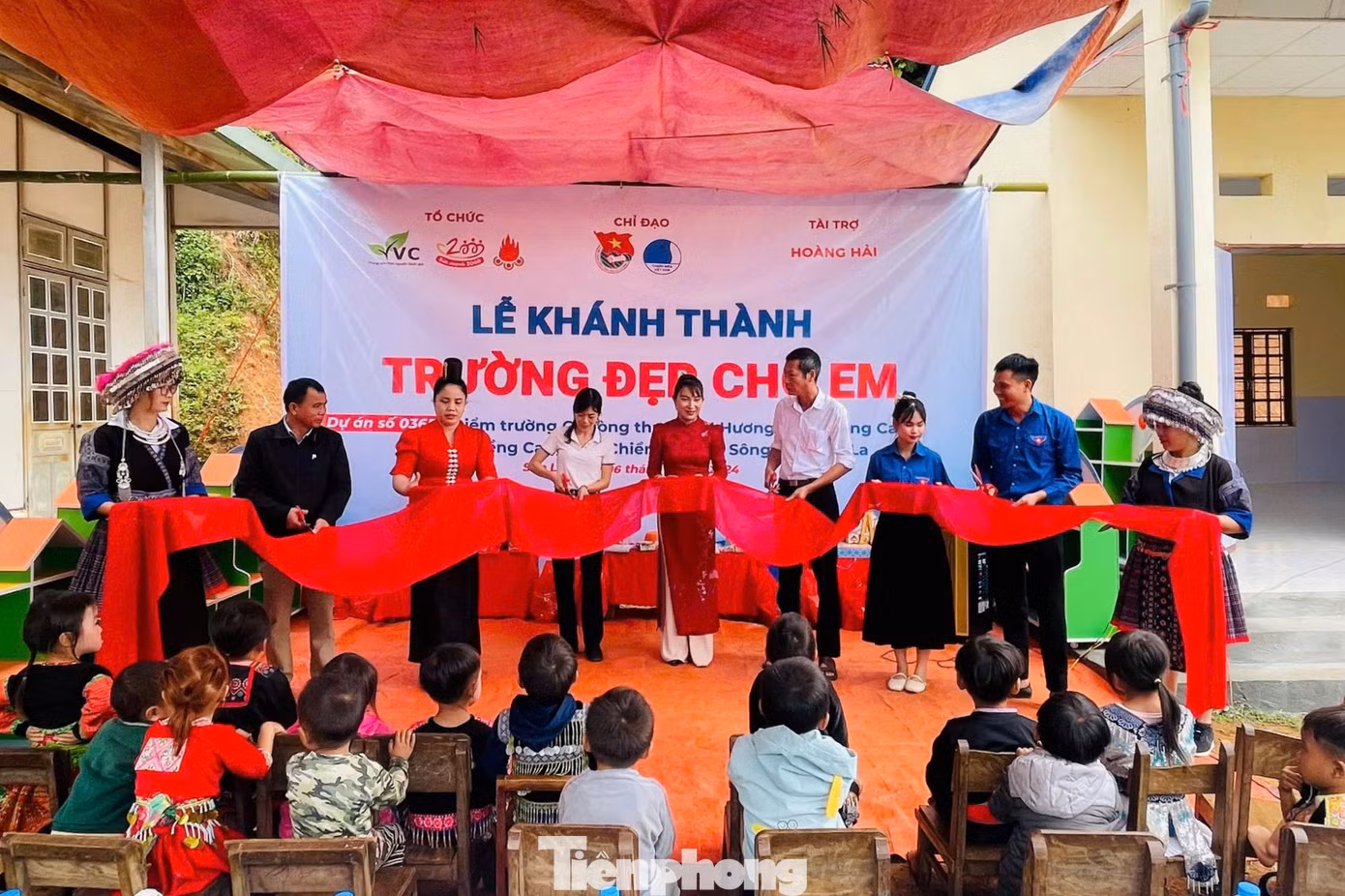 Trước đó, ngày 9/11, cũng đã diễn ra lễ khánh thành công trình “Trường đẹp cho em” tại Điểm trường Tiên Sơn, Trường Mầm non Hoa Hồng, xã Chiềng Khương, huyện Sông Mã, với quy mô 2 phòng học 42m2 và 1 nhà vệ sinh trị giá 370 triệu đồng do Trung tâm Tình nguyện Quốc gia và Dự án Sức mạnh 2000 kêu gọi tài trợ nhằm trang bị cơ sở vật chất phục vụ công tác dạy và học của cô và trò điểm trường.