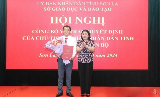 Bà Tráng Thị Xuân - Phó Chủ tịch Thường trực UBND tỉnh - trao quyết định cho tân Phó Giám đốc Sở Giáo dục và Đào tạo Sơn La. Ảnh: Báo Sơn