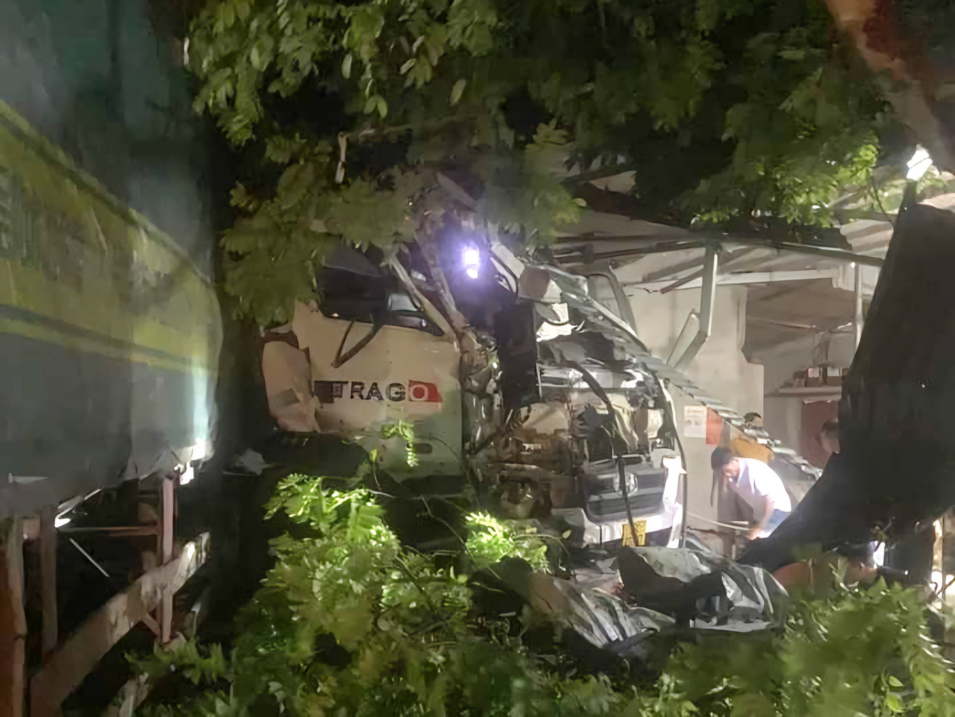 Hiện trường vụ tai nạn xe ô tô đầu kéo đâm vào nhà dân. Ảnh: NDCC. Hiện trường vụ tai nạn xe ô tô đầu kéo đâm vào nhà dân. Ảnh: NDCC.