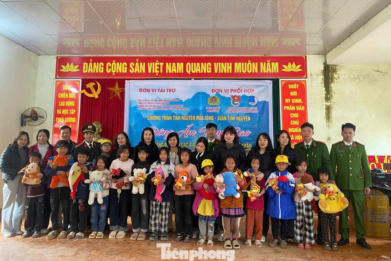 Các em nhỏ vùng cao hớn hở nhận quà.