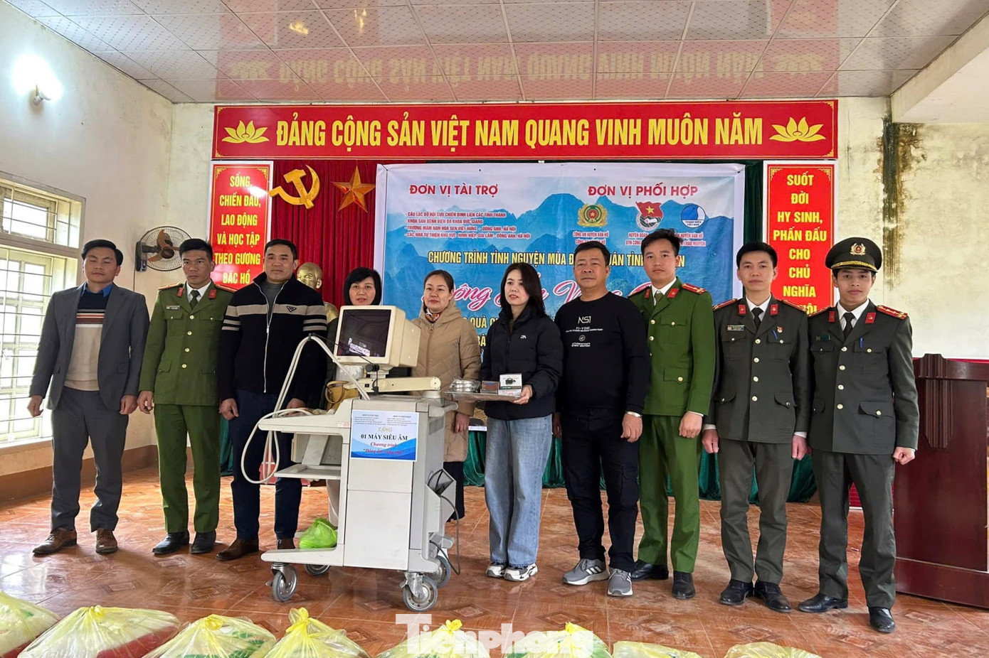 Đoàn thiện nguyện tặng máy siêu âm cho Trạm Y tế xã Vân Hồ.