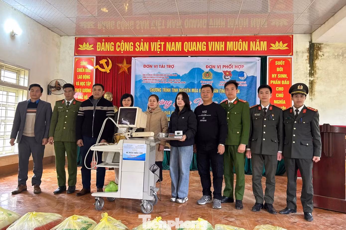 Đoàn thiện nguyện tặng máy siêu âm cho Trạm Y tế xã Vân Hồ.