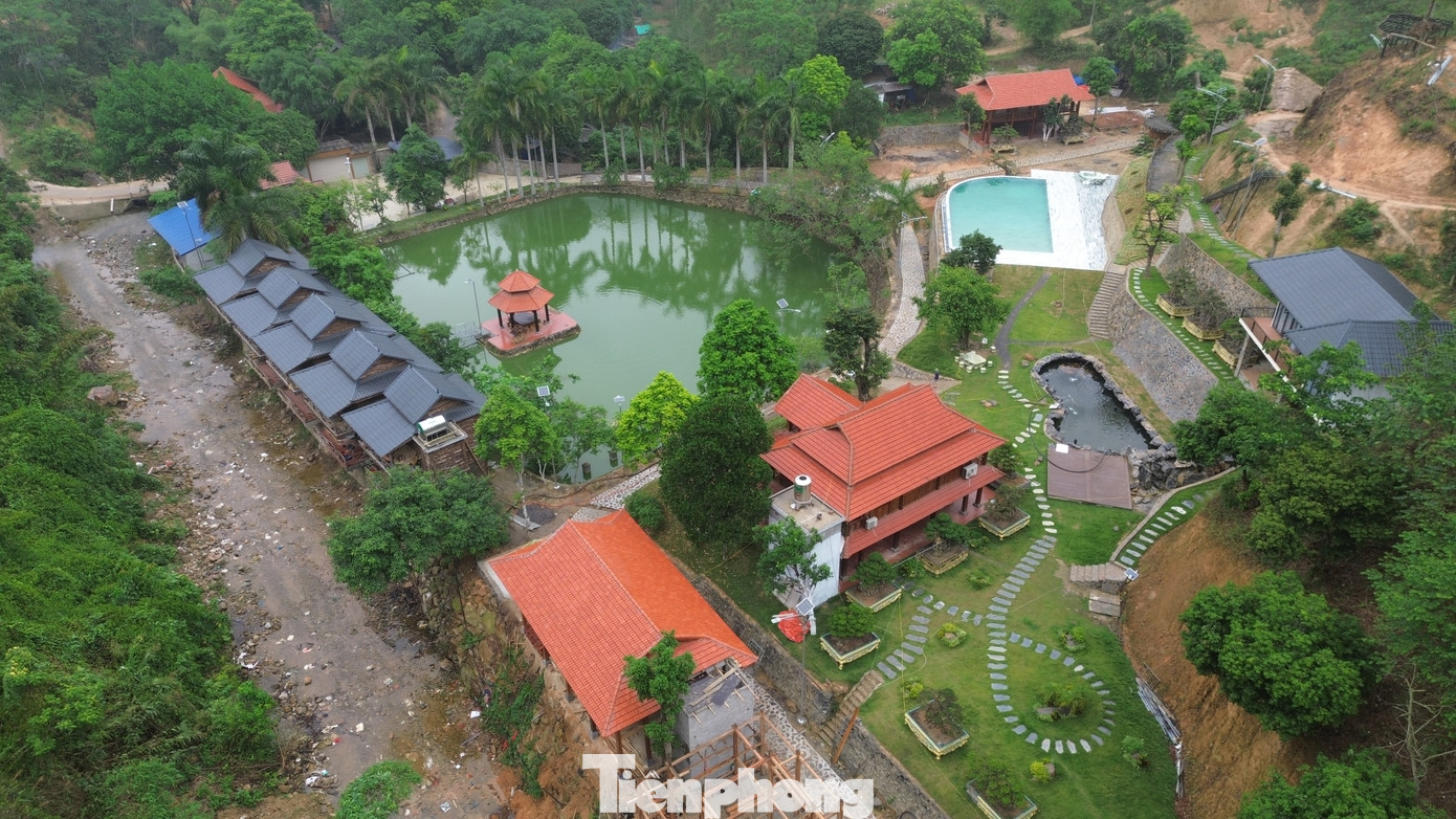 Khu tổ hợp với nhiều công trình kiên cố xây dựng trái phép. Khu tổ hợp với nhiều công trình kiên cố xây dựng trái phép.