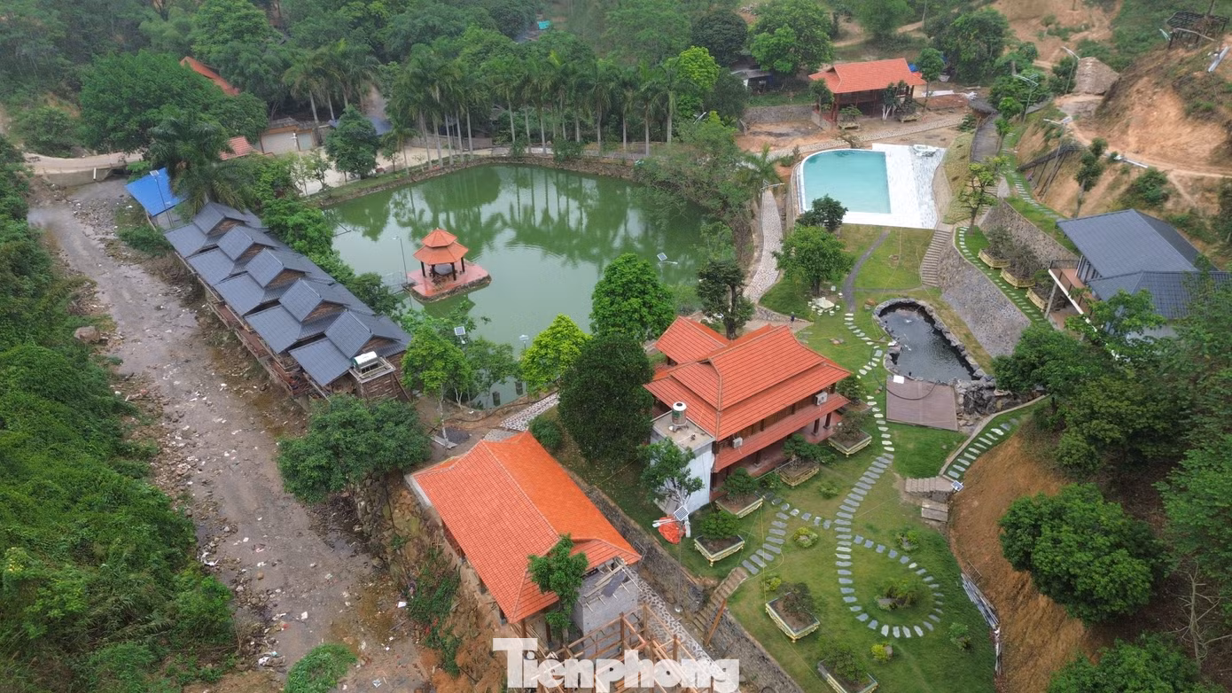 Khu tổ hợp với nhiều công trình kiên cố xây dựng trái phép. Khu tổ hợp với nhiều công trình kiên cố xây dựng trái phép.