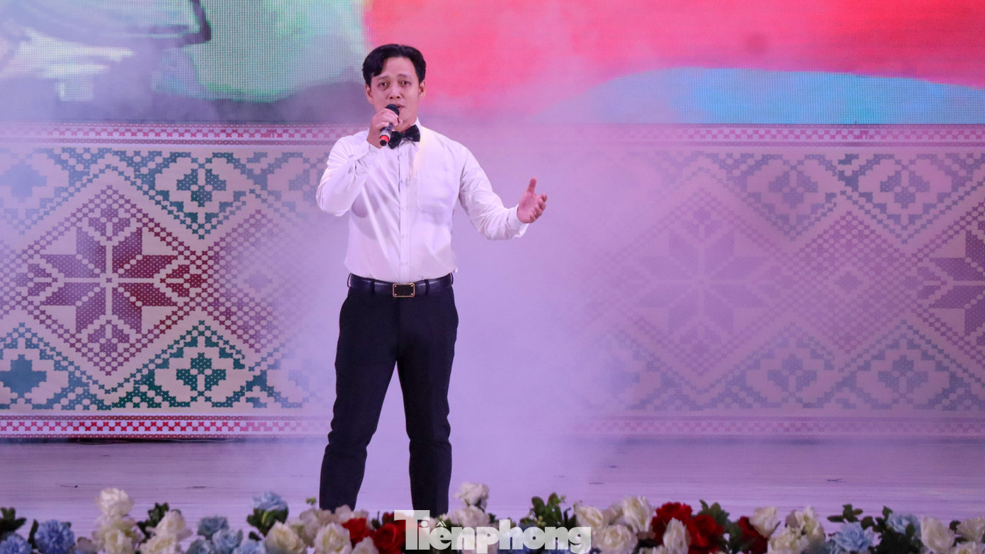 Đan xen các hoạt động là chương trình văn nghệ, với các tiết mục đa dạng do đoàn viên, thanh thiếu nhi trên địa bàn tỉnh thực hiện.