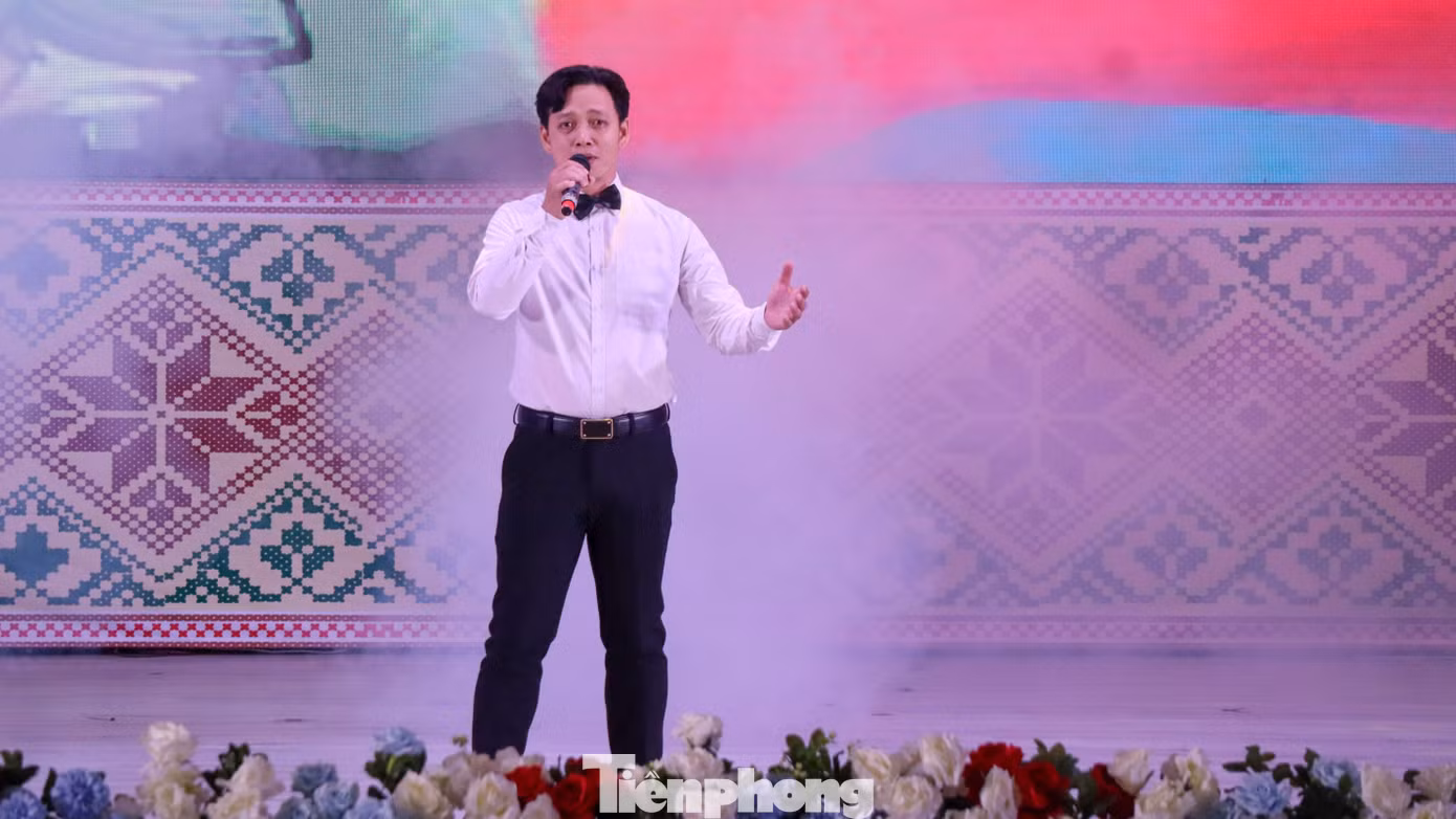 Đan xen các hoạt động là chương trình văn nghệ, với các tiết mục đa dạng do đoàn viên, thanh thiếu nhi trên địa bàn tỉnh thực hiện.