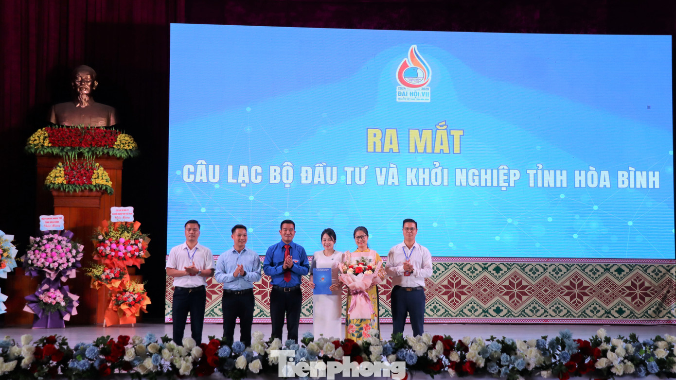 Bên cạnh đó, Đại hội đã trao Quyết định thành lập và ra mắt CLB Đầu tư và Khởi nghiệp tỉnh Hòa Bình. Chủ tịch CLB là chị Nguyễn Thị Thương - Phó Chủ tịch Hội Doanh nhân trẻ tỉnh Hoà Bình, Tổng giám đốc HDC GROUP Việt Nam.