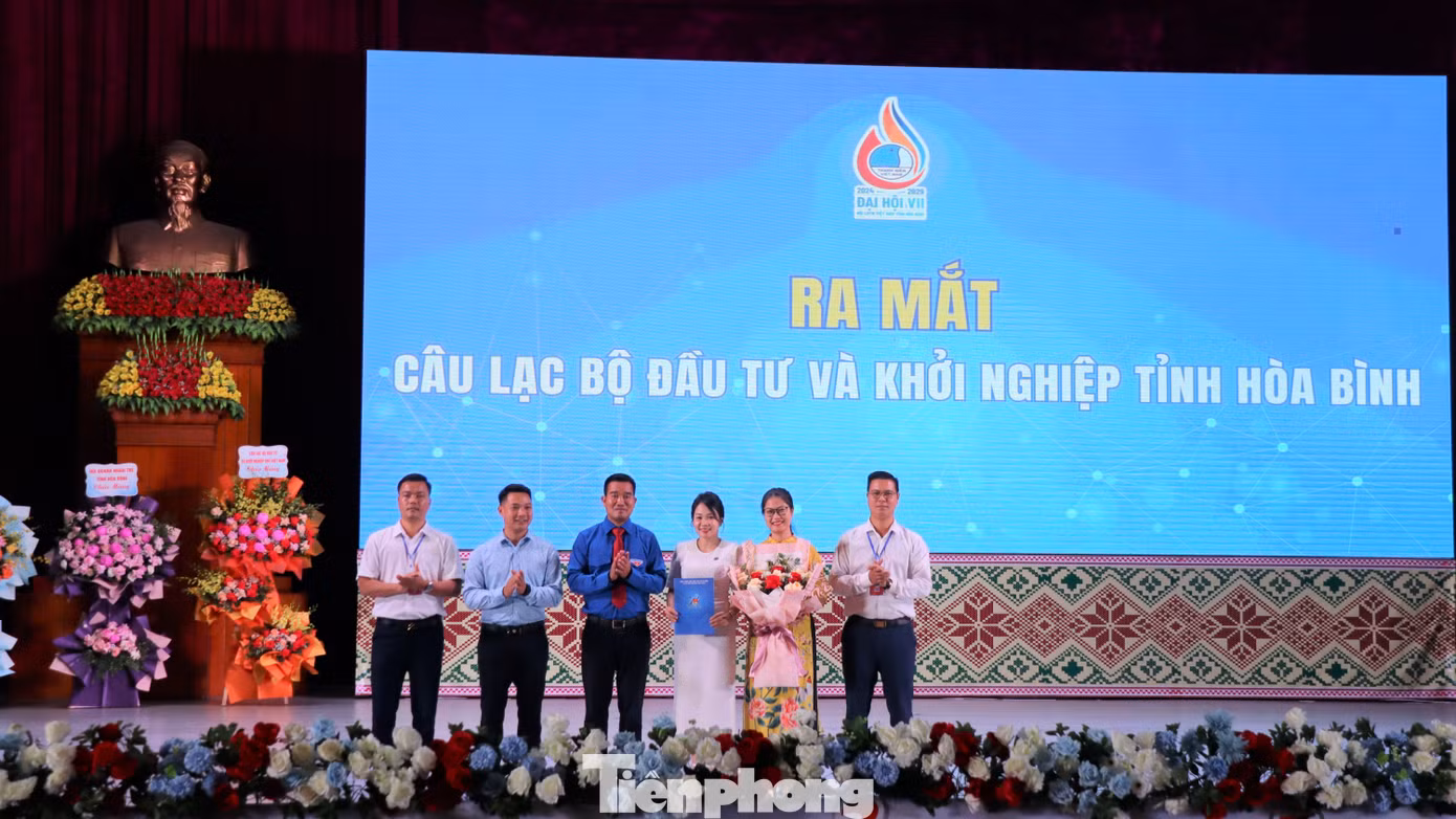 Bên cạnh đó, Đại hội đã trao Quyết định thành lập và ra mắt CLB Đầu tư và Khởi nghiệp tỉnh Hòa Bình. Chủ tịch CLB là chị Nguyễn Thị Thương - Phó Chủ tịch Hội Doanh nhân trẻ tỉnh Hoà Bình, Tổng giám đốc HDC GROUP Việt Nam.