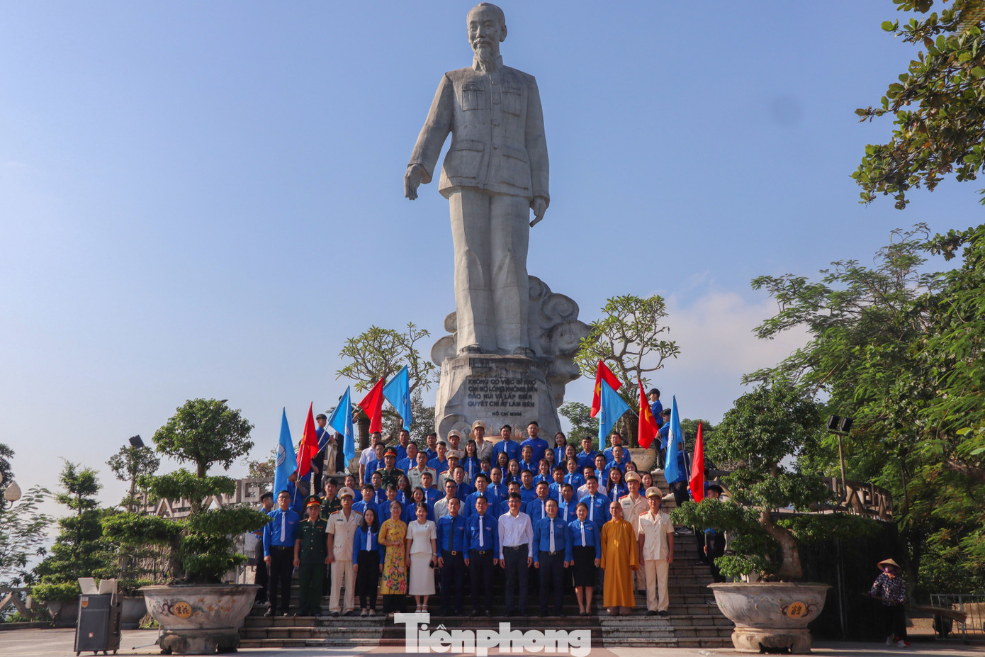 Trước đó, trong sáng cùng ngày, hơn 200 đại biểu của Đại hội Hội LHTN Việt Nam tỉnh Hòa Bình đã tổ chức dâng hương, báo công tại tượng đài Bác Hồ (TP Hòa Bình).