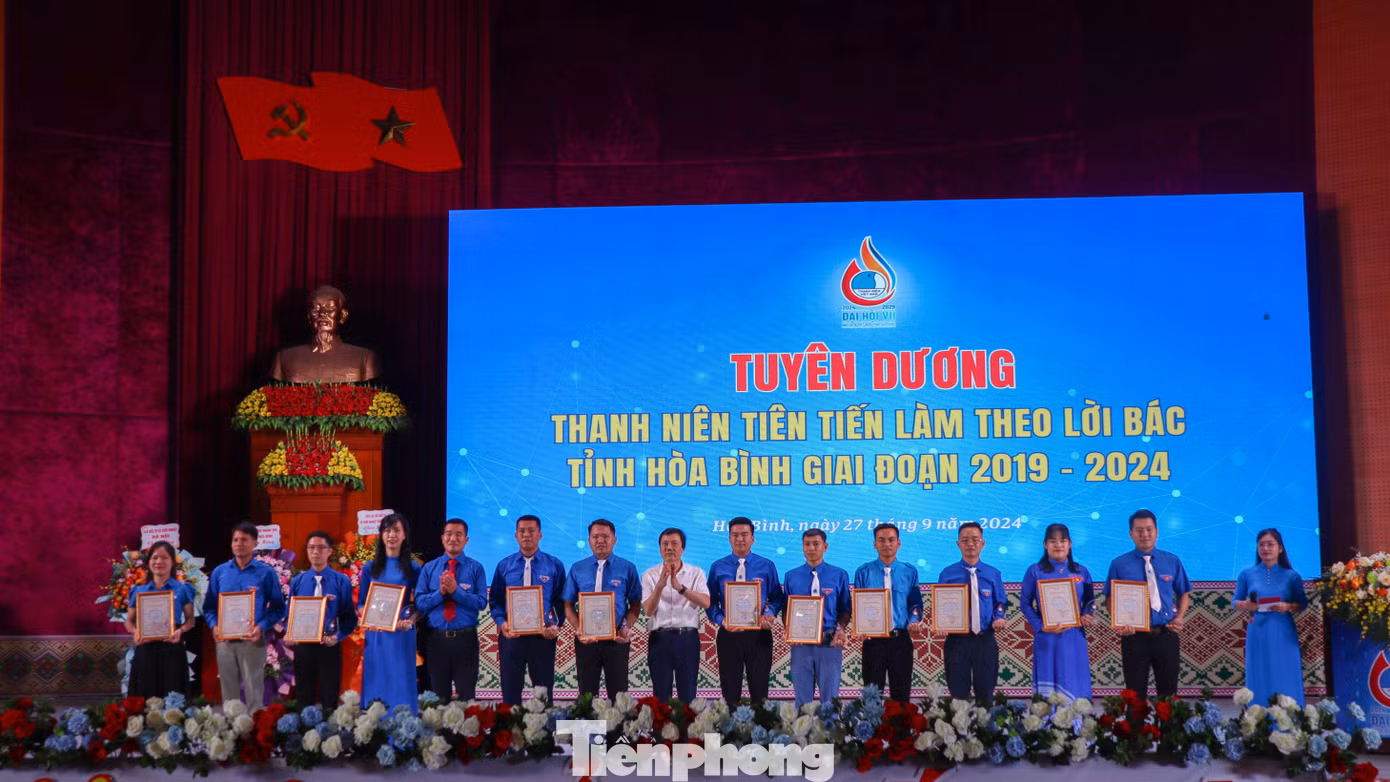 Tiếp nối chương trình, Đại hội đã tuyên dương 23 gương thanh niên tiên tiến làm theo lời Bác giai đoạn 2019 – 2024; có nhiều giải pháp đổi mới, có sáng kiến kinh nghiệm, sáng tạo trong việc tham mưu đề xuất, có kết quả nổi bật trong học tập, lao động, công tác và đời sống xã hội; hoàn thành xuất sắc nhiệm vụ được giao.