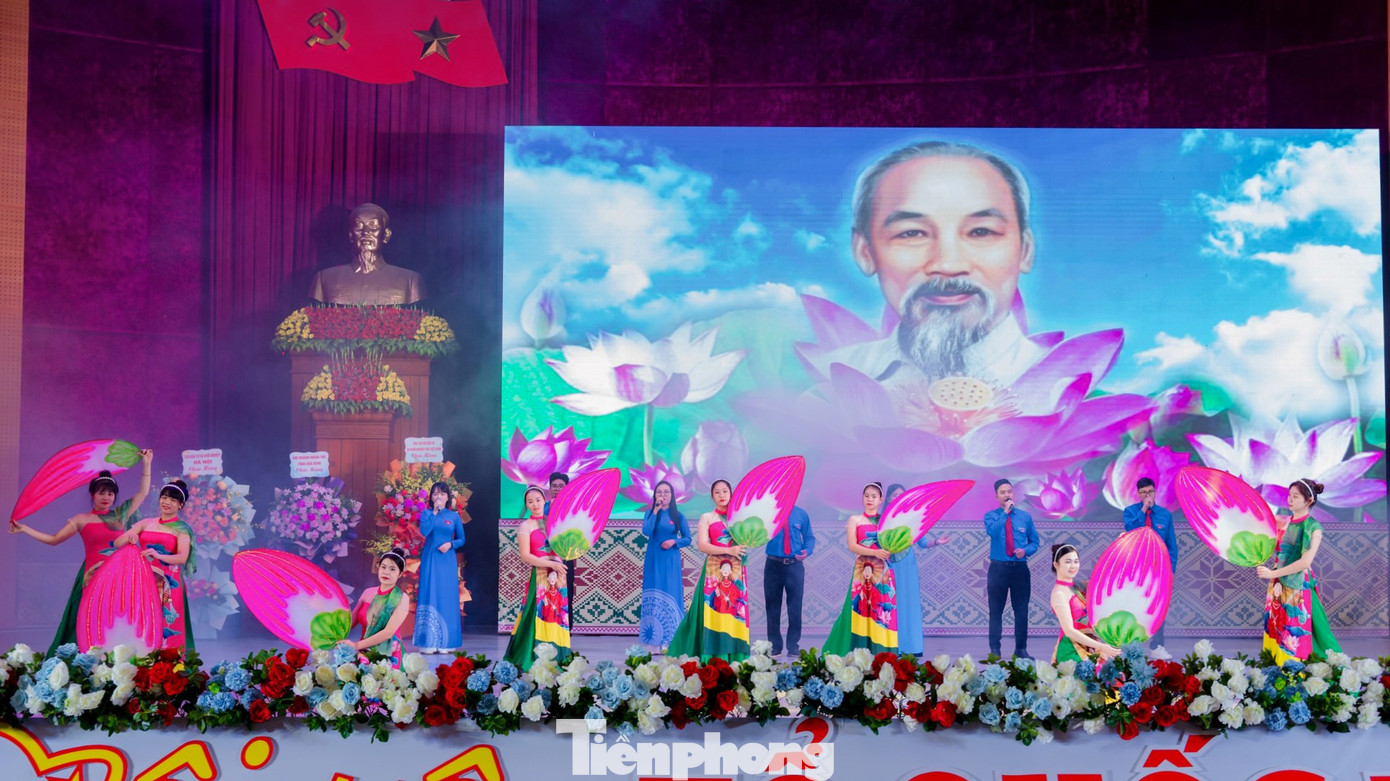 Đan xen các hoạt động là chương trình văn nghệ, với các tiết mục đa dạng do đoàn viên, thanh thiếu nhi trên địa bàn tỉnh thực hiện.