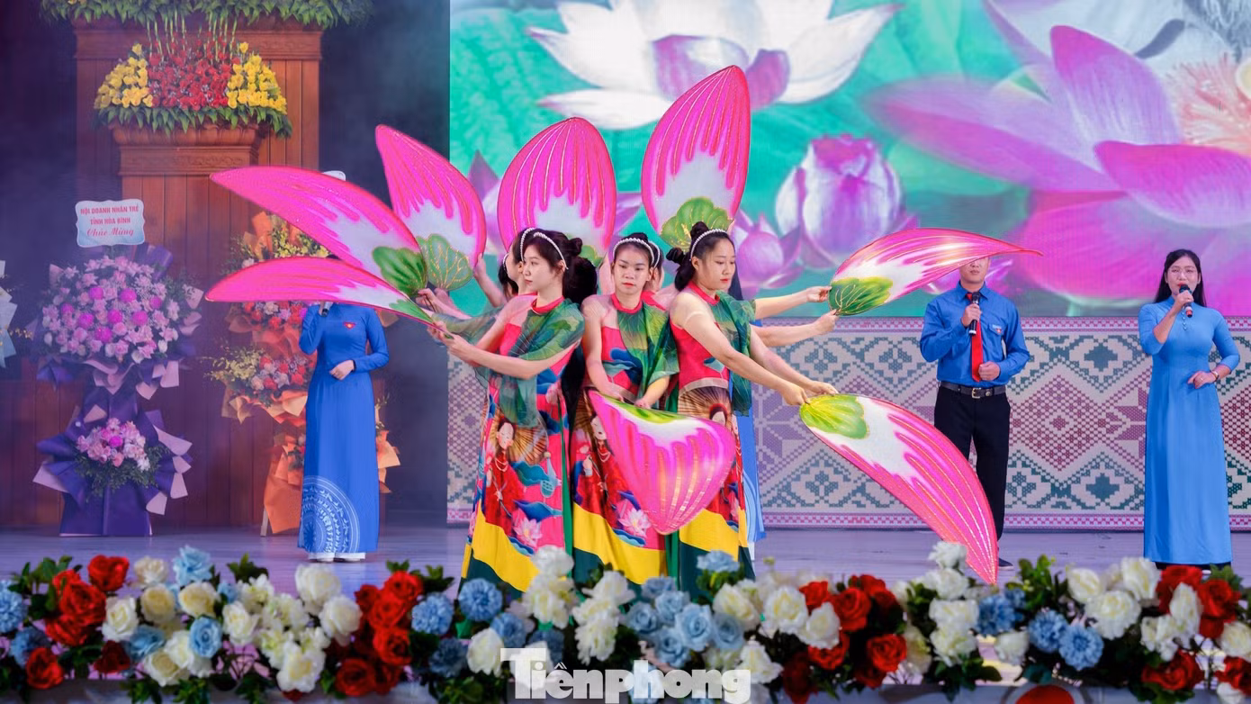 Đan xen các hoạt động là chương trình văn nghệ, với các tiết mục đa dạng do đoàn viên, thanh thiếu nhi trên địa bàn tỉnh thực hiện.