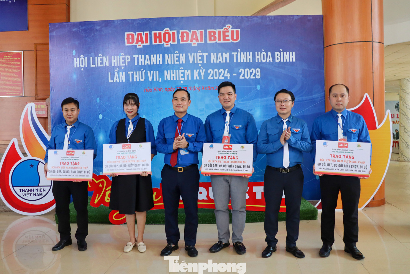 Nhân dịp này, gian hàng không đồng của CLB Hòa Bình runner đã trao tặng 500 đôi dép và 50 đôi giày dành cho người có hoàn cảnh khó khăn trên địa bàn tỉnh. Qua đó, thúc đẩy tinh thần thể dục thể thao, rèn luyện sức khỏe trong cộng đồng.