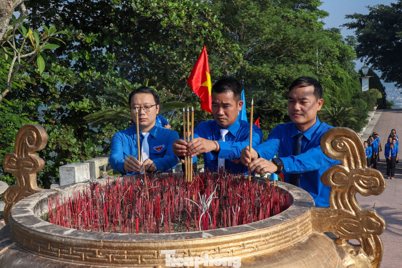 Trước đó, trong sáng cùng ngày, hơn 200 đại biểu của Đại hội Hội LHTN Việt Nam tỉnh Hòa Bình đã tổ chức dâng hương, báo công tại tượng đài Bác Hồ (TP Hòa Bình).