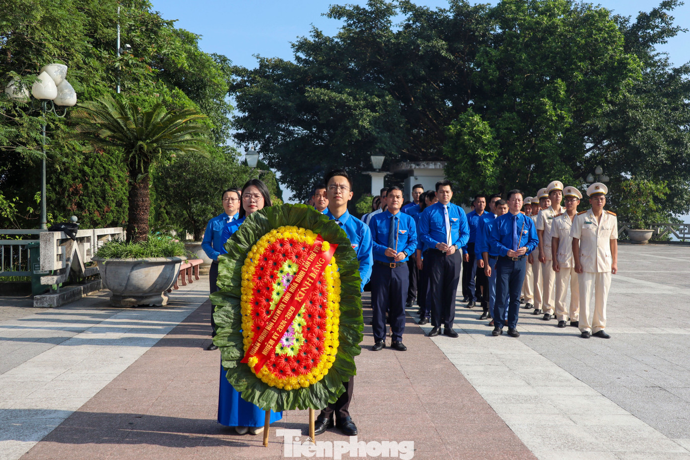 Trước đó, trong sáng cùng ngày, hơn 200 đại biểu của Đại hội Hội LHTN Việt Nam tỉnh Hòa Bình đã tổ chức dâng hương, báo công tại tượng đài Bác Hồ (TP Hòa Bình).