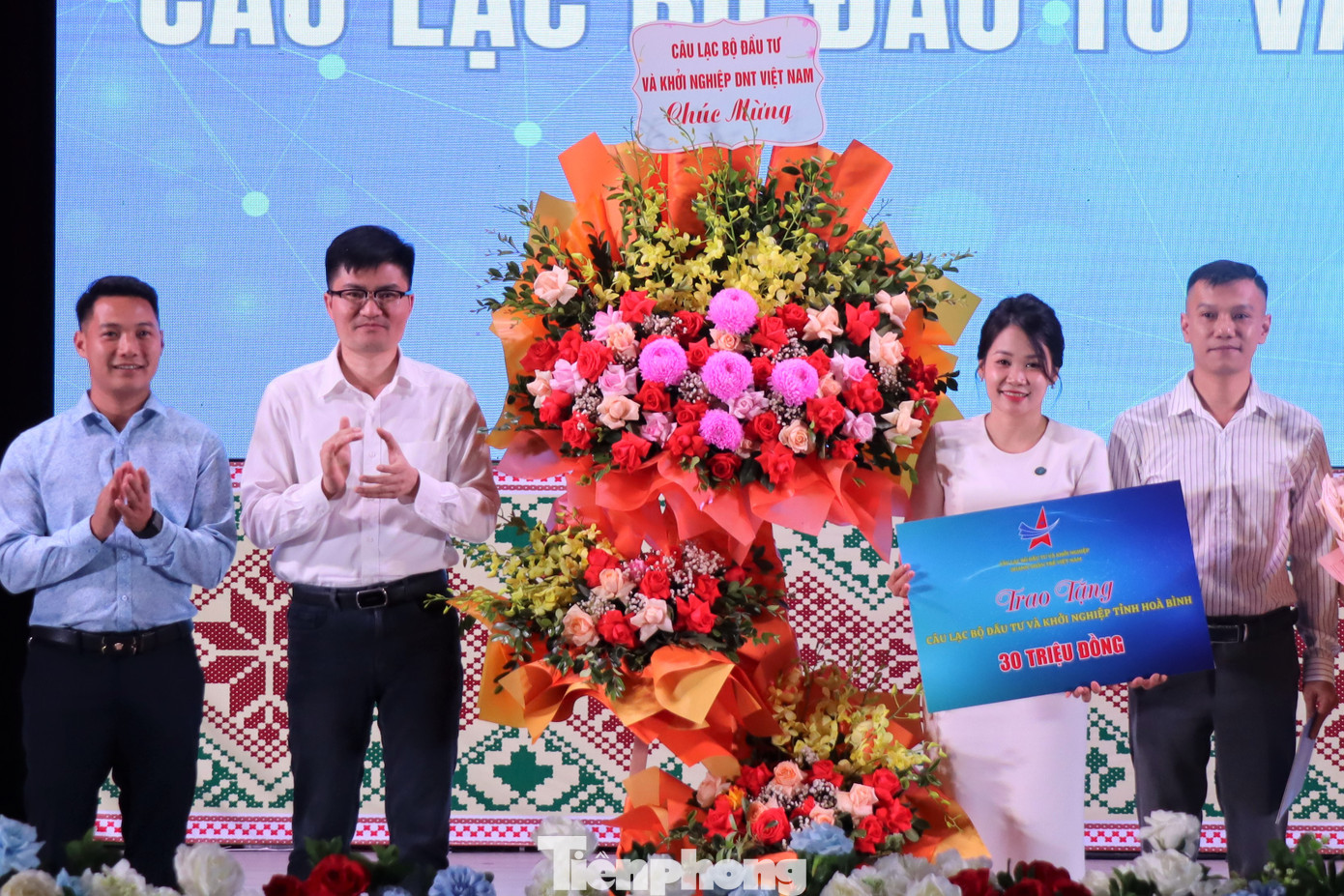 CLB Đầu tư và Khởi nghiệp doanh nhân trẻ Việt Nam đã tặng hoa chúc mừng và trao tặng 30 triệu đồng cho CLB Đầu tư và Khởi nghiệp tỉnh.