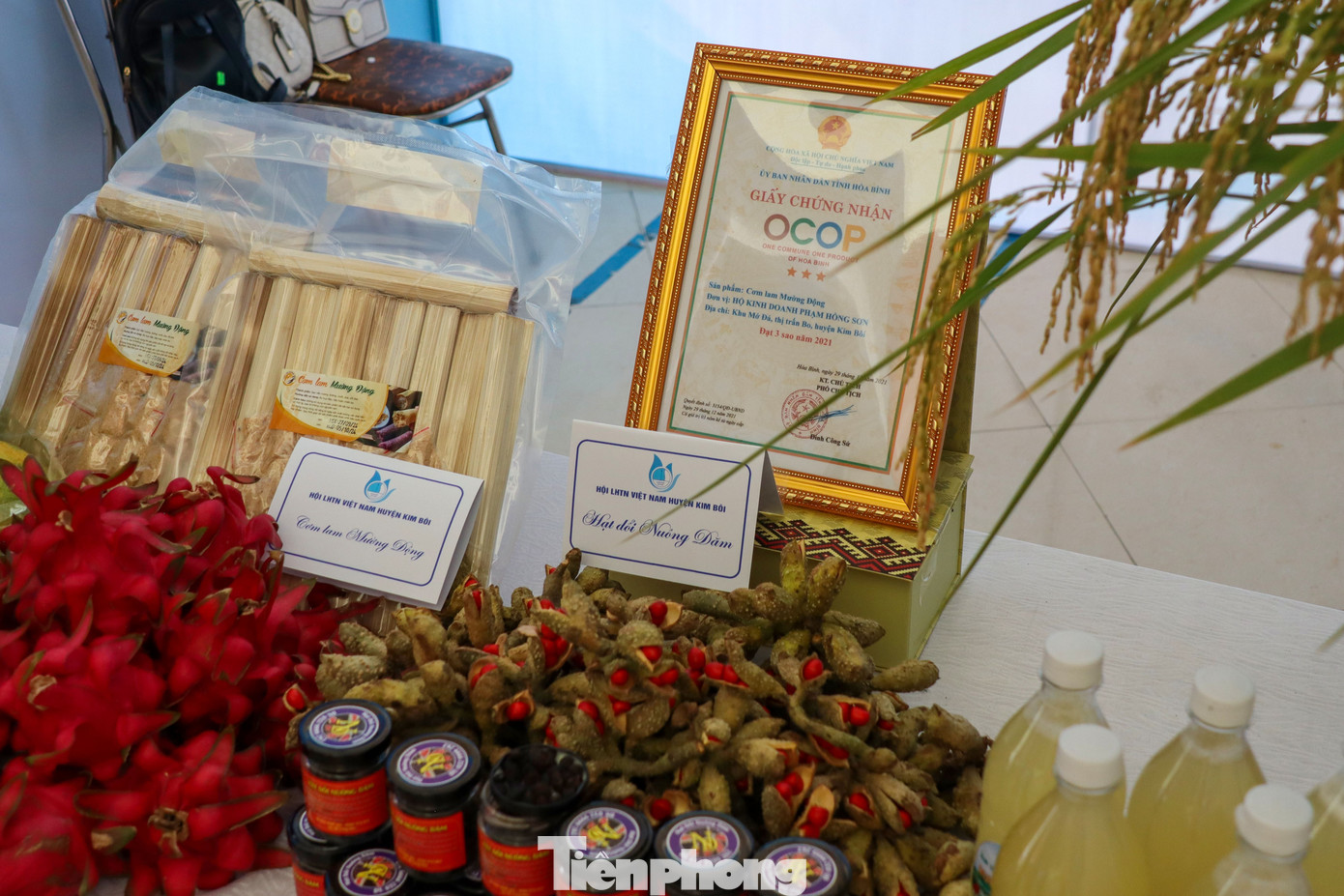 Có 14 gian hàng đến từ các đơn vị trên địa bàn tỉnh Hòa Bình, với đa dạng sản phẩm có nguồn gốc xuất xứ và được chiết xuất từ hương nguyên liệu của núi rừng.