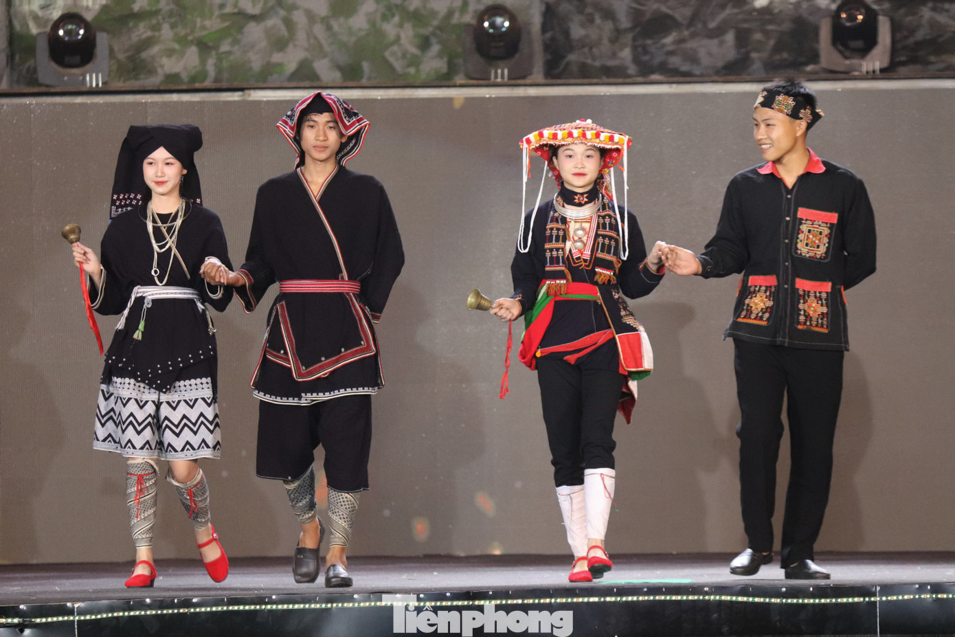 Không quá rực rỡ, trang phục của người phụ nữ Dao Tiền lấy màu đen, màu chàm làm tông màu chủ đạo. Sự kết hợp giữa hai tông màu trầm với các hoa văn trang trí màu trắng tạo nên nét tinh tế, nhã nhặn và hài hòa cho trang phục.