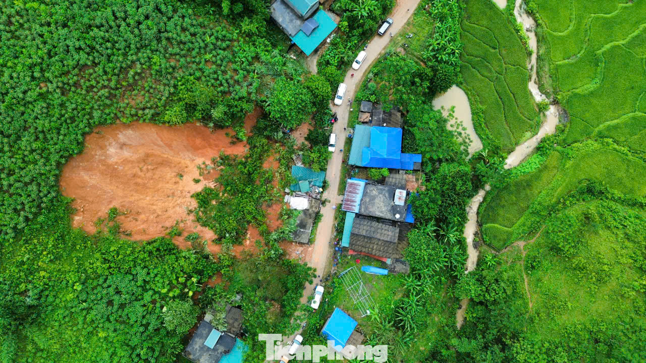 Nhìn từ trên cao, cả mảng đồi lớn phía sau nhà đã bị sạt trượt.