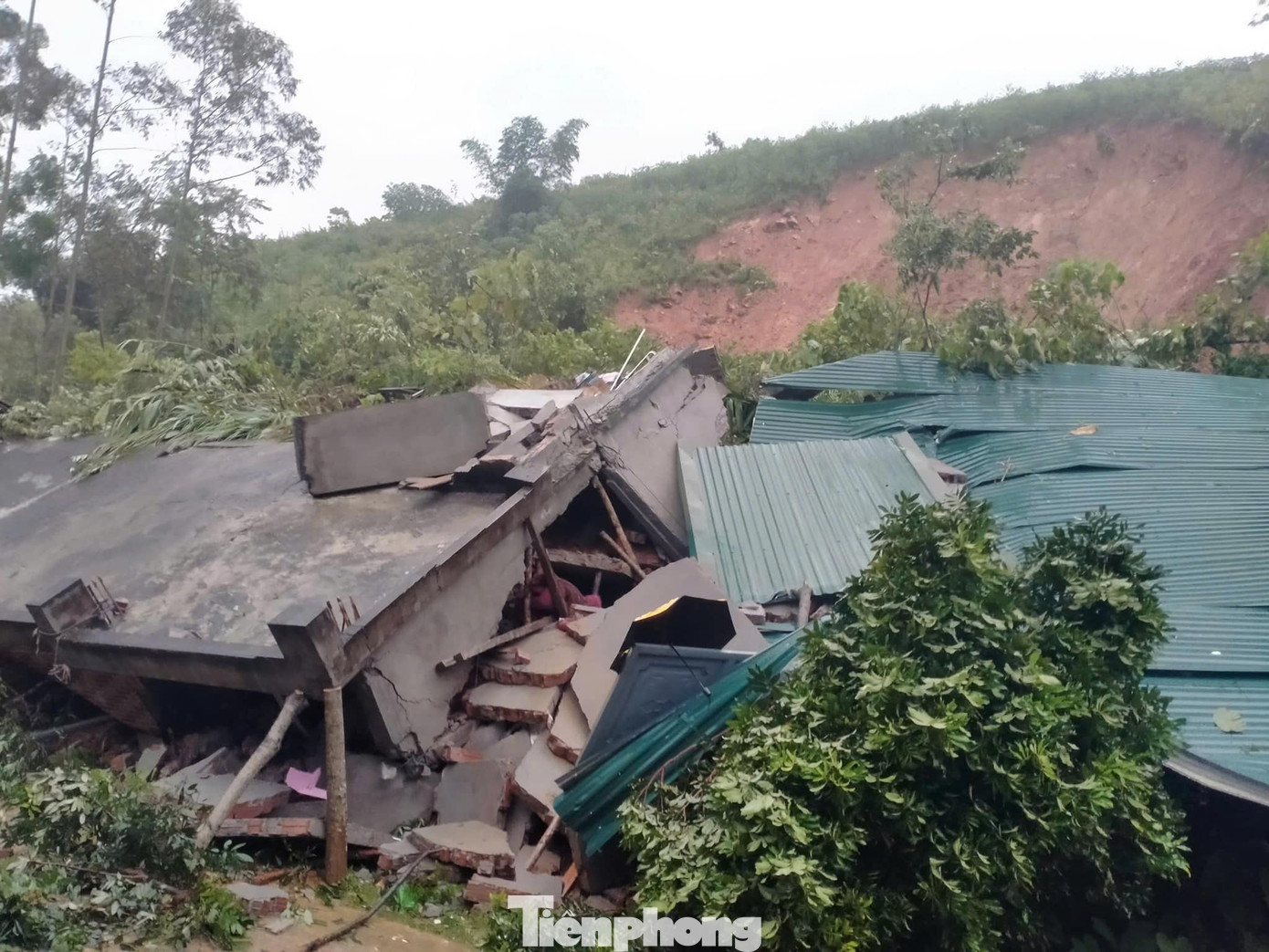 Trước đó, vào khoảng 0h05 cùng ngày tại xóm Chầm, xã Tân Minh, một quả đồi bất ngờ sạt xuống nhà ông Xa Văn S. (sinh năm 1973) làm ngôi nhà bị sập hoàn toàn. Vụ việc xảy ra làm 5 người trong gia đình bị vùi lấp.