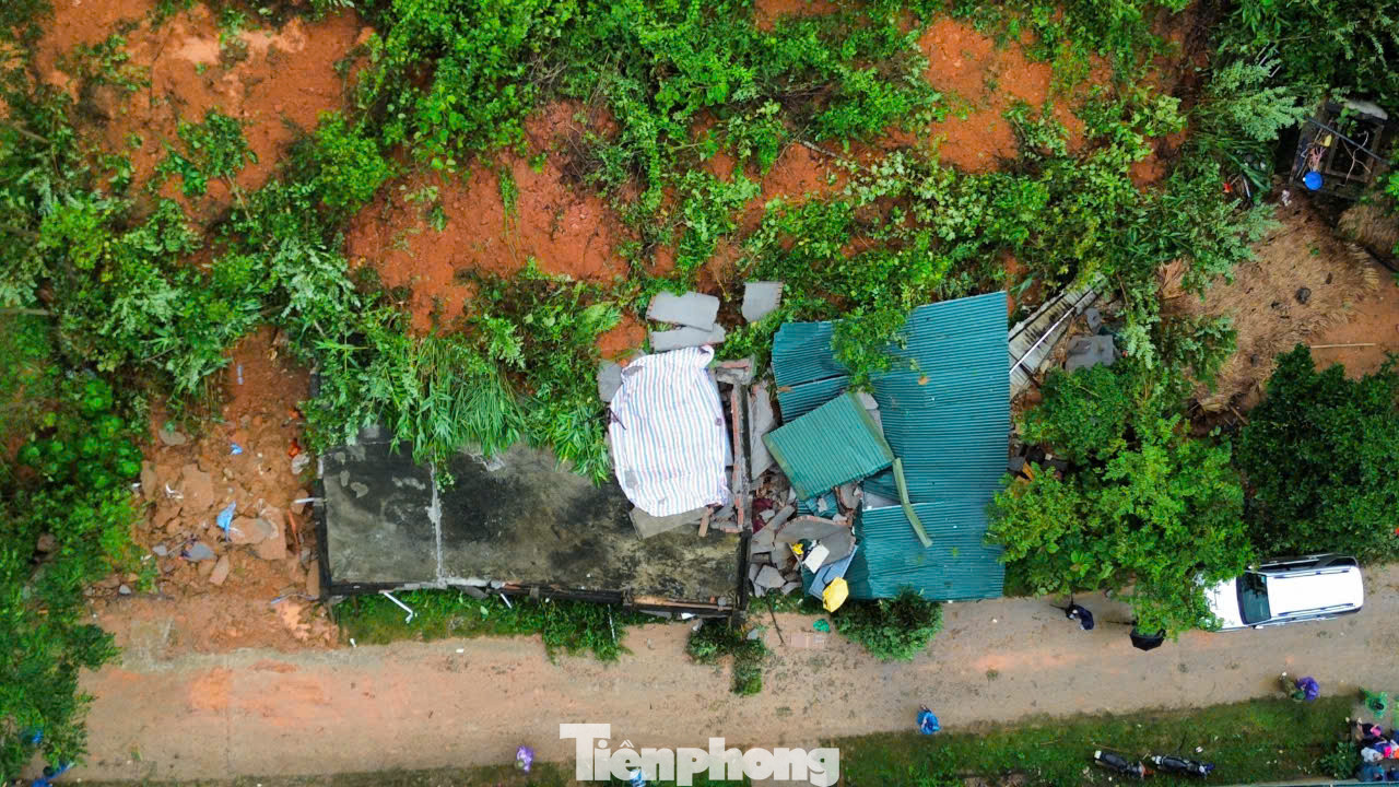 Chiều 8/9, phóng viên báo Tiền Phong có mặt tại khu vực xảy ra sạt lở dẫn đến cái chết thương tâm của 4 người dân tại xóm Chầm, xã Tân Minh, huyện Đà Bắc, Hòa Bình.