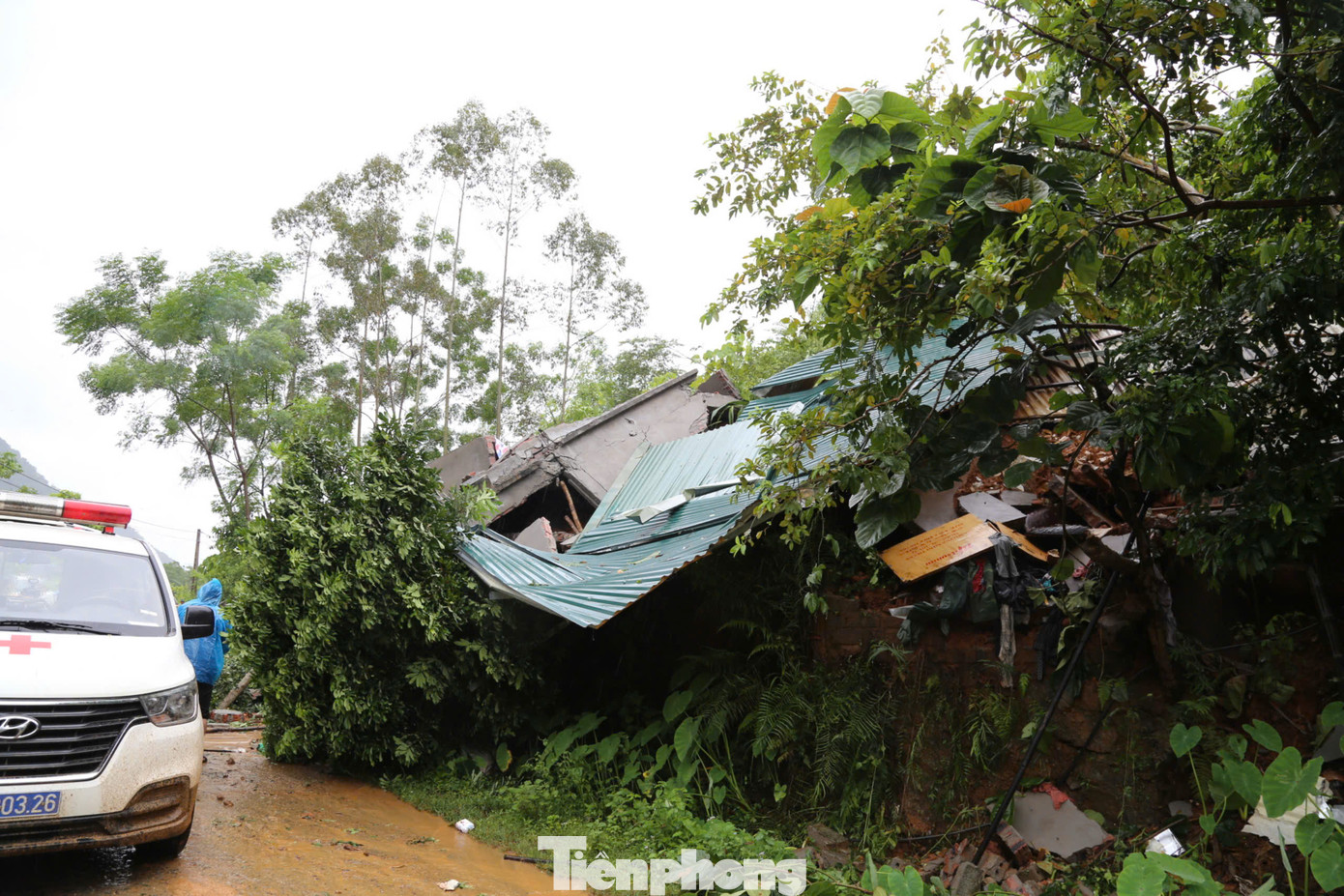 Sau khi nhận được tin báo, chính quyền địa phương huy động máy móc cùng lực lượng tại chỗ khoảng 100 người tiến hành công tác cứu hộ các nạn nhân. Tuy nhiên, do tuyến đường chính vào hiện trường xảy ra nhiều điểm sạt lở khác, khiến quá trình tiếp cận của lực lượng chức năng gặp rất nhiều khó khăn.